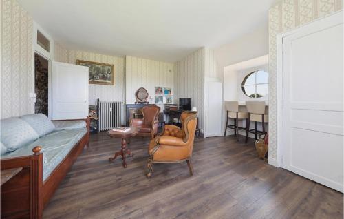 une chambre avec un lit, un bureau et des chaises dans l'établissement 1 Bedroom Nice Apartment In Ocquerre, à Ocquerre