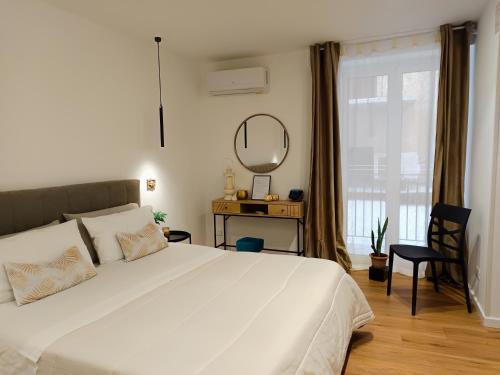 ein Schlafzimmer mit einem großen weißen Bett und einem Spiegel in der Unterkunft Dimora al Capo in Palermo