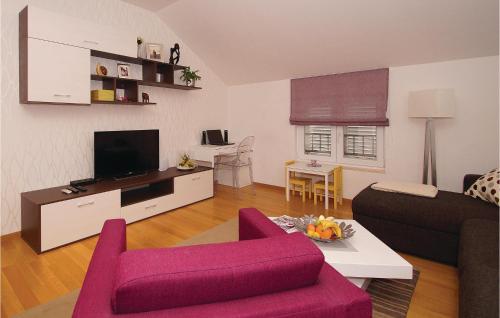 un salon avec un canapé et une télévision dans l'établissement Three-Bedroom Apartment In Racisce, à Račišće
