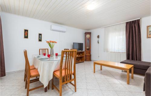 salon ze stołem i kanapą w obiekcie 2 Bedroom Awesome Home In Vodnjan w mieście Vodnjan
