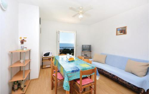 Televízia a/alebo spoločenská miestnosť v ubytovaní Apartment Ivan Dolac With Sea View X