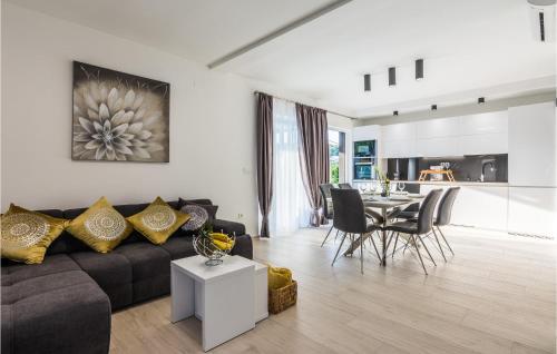 ein Wohnzimmer mit Sofa und Tisch in der Unterkunft Beach Front Home In Zdrelac in Ždrelac