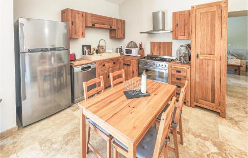 Η κουζίνα ή μικρή κουζίνα στο Cozy Home In Saint-Jean-De-Minervoi