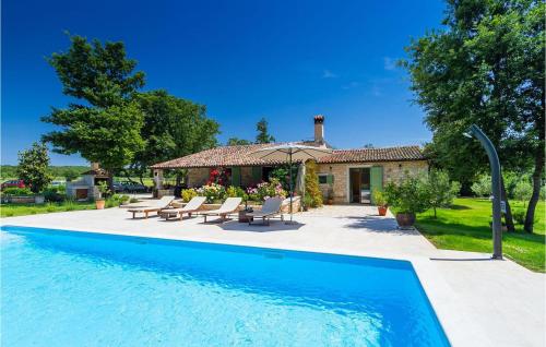 ロヴィニにあるVilla Valadeの家の前にプールがある家