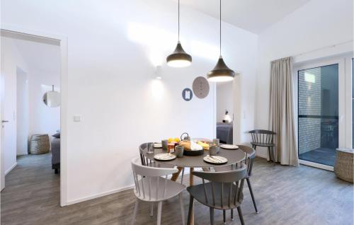 a dining room and living room with a table and chairs at Gorgeous Home In Lembruchdümmer See in Lembruch