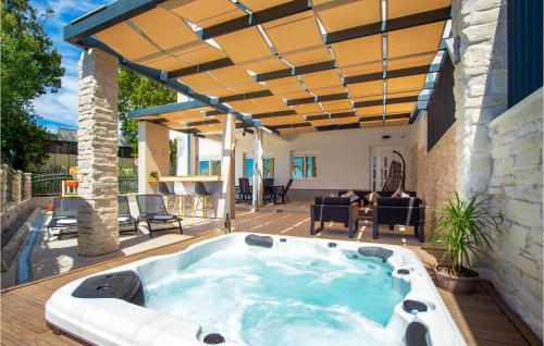 Πισίνα στο ή κοντά στο Beautiful Apartment In Kastel Gomilica