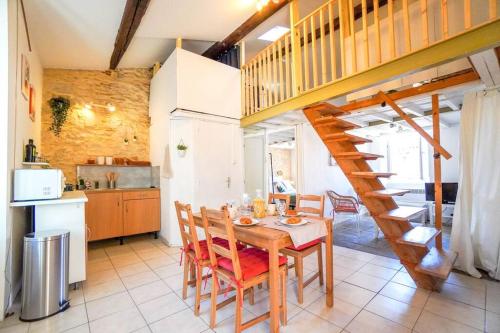 une cuisine et une salle à manger avec une table et un escalier dans l'établissement Le Charmant, Calme, Central et Climatisé !, à Nîmes