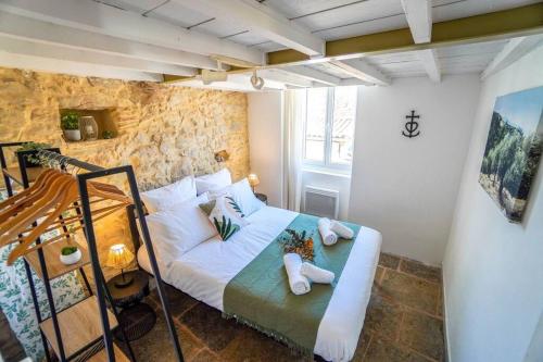 une chambre avec un lit dans une pièce dans l'établissement Le Charmant, Calme, Central et Climatisé !, à Nîmes
