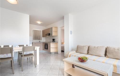 Kuchyň nebo kuchyňský kout v ubytování Apartment Grebastica Lxxxviii