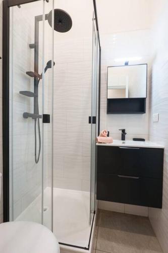 une salle de bain avec une douche en verre et un lavabo dans l'établissement Nice - Appartement central - 10 min de la plage, à Nice
