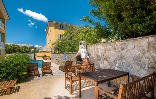 Balkón alebo terasa v ubytovaní Cozy Apartment In Baska With Wifi