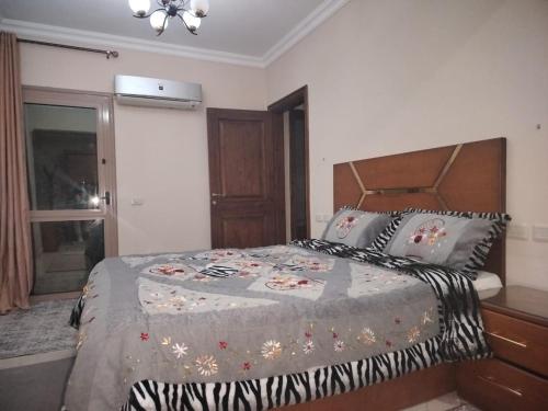 Una cama o camas en una habitación de LuXury Apartment Moqatam