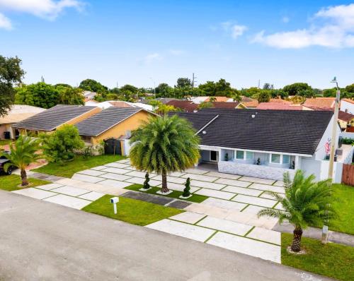 an aerial view of a house with palm trees at Spectacular Miami 12 mil to Downtown 5Bedrooms Game Room Heated Pool in Tamiami