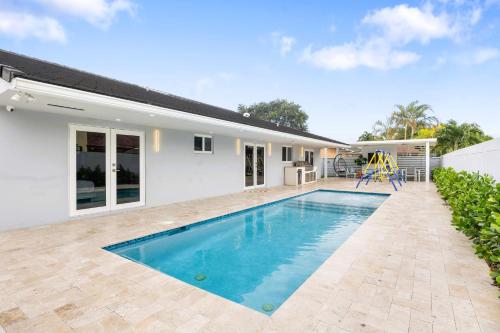 a swimming pool in the backyard of a house at Spectacular Miami 12 mil to Downtown 5Bedrooms Game Room Heated Pool in Tamiami