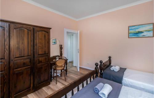 a bedroom with a bed and a desk with a chair at 3 Bedroom Lovely Home In Susanj in Sušanj