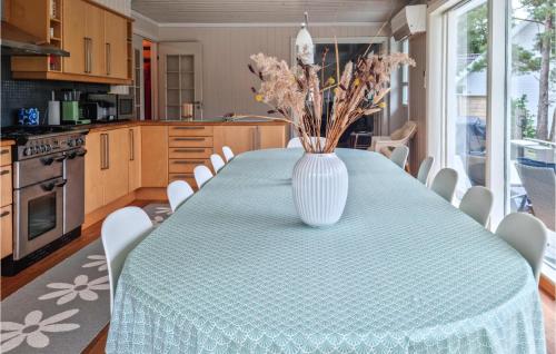 Η κουζίνα ή μικρή κουζίνα στο Lovely Home In Grimstad