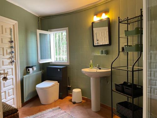 ein Badezimmer mit Toilette und Waschbecken in der Unterkunft Villa Marta - Montgó in Denia