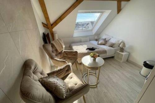 Cette chambre comprend un lit, un canapé et une table. dans l'établissement Esprit Palace, coeur de Mulhouse, à Mulhouse