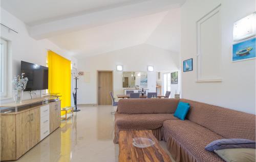 TV a/nebo společenská místnost v ubytování Gorgeous Apartment In Vrboska