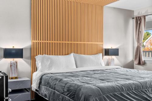 a bedroom with a large bed and two lamps at Green Harbor Hotel in Marshfield