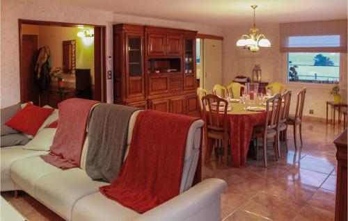 - un salon et une salle à manger avec un canapé et une table dans l'établissement Beach Front Home In Plougonvelin, à Plougonvelin