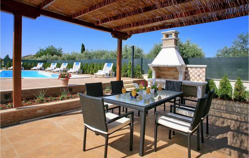 Πισίνα στο ή κοντά στο Villa Dora