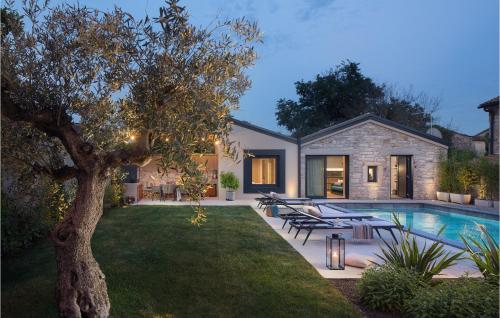 une maison avec une piscine et un arbre dans la cour dans l'établissement Villa Bino&Marija, à Poreč