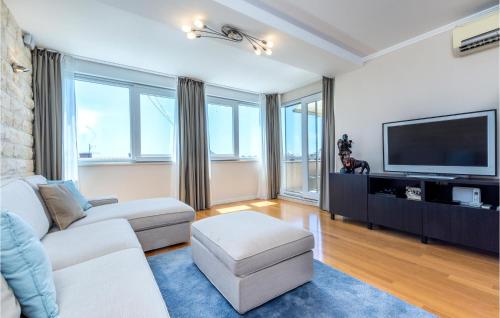 Televízia a/alebo spoločenská miestnosť v ubytovaní 3 Bedroom Nice Apartment In Split