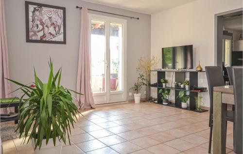 un salon avec une table et une plante en pot dans l'établissement Cozy Home In St,paul-Trois-Châteaux, à Saint-Paul-Trois-Châteaux