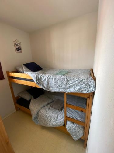 une petite pièce avec deux lits superposés dans l'établissement Appartement idéalement situé face à l'océan, à Lacanau