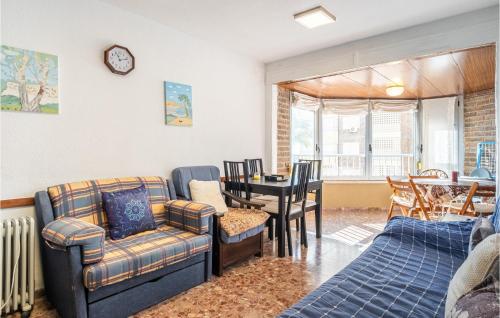ein Wohnzimmer mit einer Couch und einem Tisch und Stühlen in der Unterkunft Beautiful Apartment In El Campello in El Campello