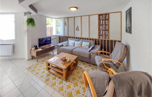un salon avec un canapé et une table dans l'établissement Stunning Home In Les Sables Dolonne, à Saint-Martin-de-Brem