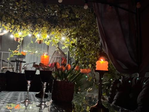 ein Tisch mit Weingläsern und Blumen darauf in der Unterkunft Tamari See in Dedoplis Tskaro