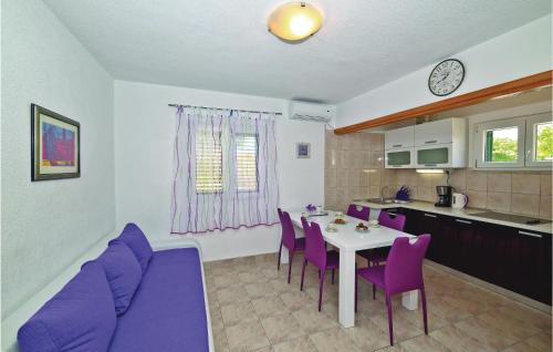 Kuchyňa alebo kuchynka v ubytovaní Apartment Trogir With Sea View 05