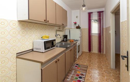 4 Bedroom Nice Apartment In Pula