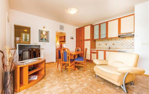 salon z kanapą i stołem w obiekcie 2 Bedroom Awesome Apartment In Banjol w mieście Banjol
