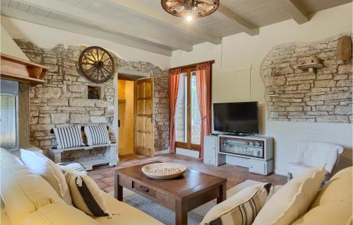 een woonkamer met een bank en een tv bij Villa Pepi in Pulići