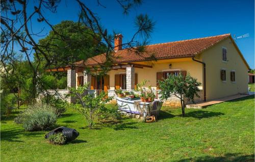 een klein geel huis met een tuin in de tuin bij Villa Emanuel in Pula