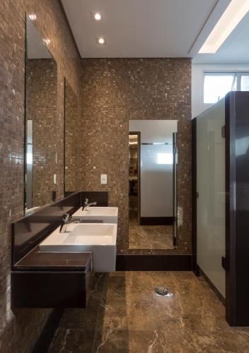 a bathroom with a sink and a mirror at Sleep Inn Praia do Canto in Vitória