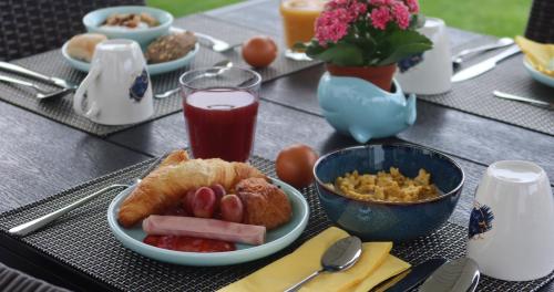 ein Tisch mit einem Teller mit Essen auf einem Tisch in der Unterkunft Art 4 You Carcavelos Suites in Carcavelos