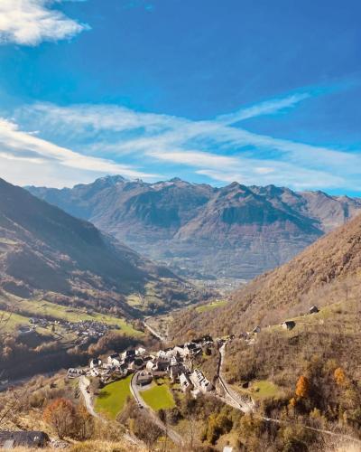 un village sur une colline avec des montagnes en arrière-plan dans l'établissement Maison Sers, à Sers