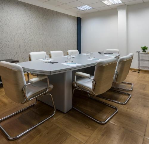 a conference room with a table and chairs at Sleep Inn Praia do Canto in Vitória