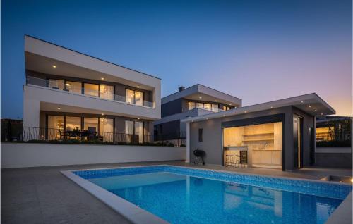 une grande maison avec une piscine devant dans l'établissement Gorgeous Home In Zidarici With Kitchen, à Vantačići