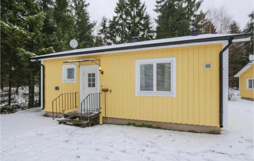 a yellow tiny house in the snow at Haren in Fegen
