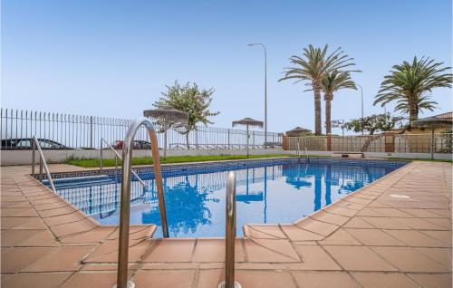 basen z rampą i palmami w obiekcie Nice Home In Vélez-Málaga With Wifi w mieście Vélez-Málaga