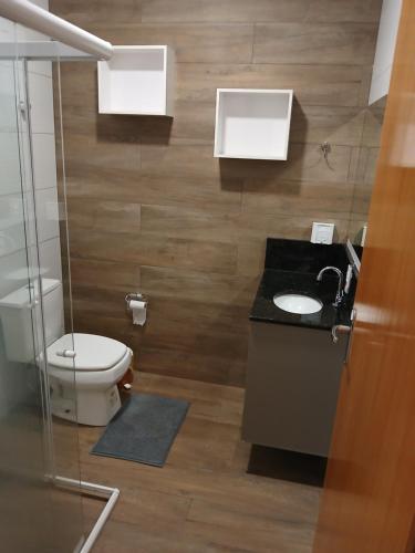 a bathroom with a toilet and a sink at Iguassu Falls Refuge - Cataratas do Iguassu - Paraguai - Argentina in Foz do Iguaçu