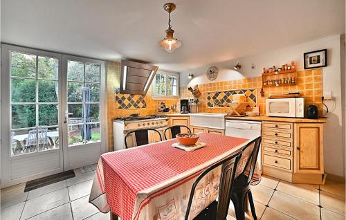 une cuisine avec une table et un chiffon rouge dans l'établissement Awesome Home In Saint-Georges-Doléron, à Saint-Georges-dʼOléron