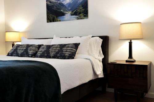 Ein Bett oder Betten in einem Zimmer der Unterkunft Home in the Pines - Apple Hill - Dog Friendly - Snow Nearby