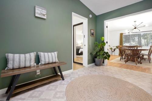 Ein Sitzbereich in der Unterkunft Home in the Pines - Apple Hill - Dog Friendly - Snow Nearby