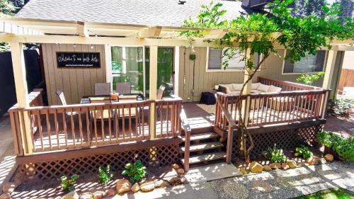 Galeriebild der Unterkunft Home in the Pines - Apple Hill - Dog Friendly - Snow Nearby in Pollock Pines